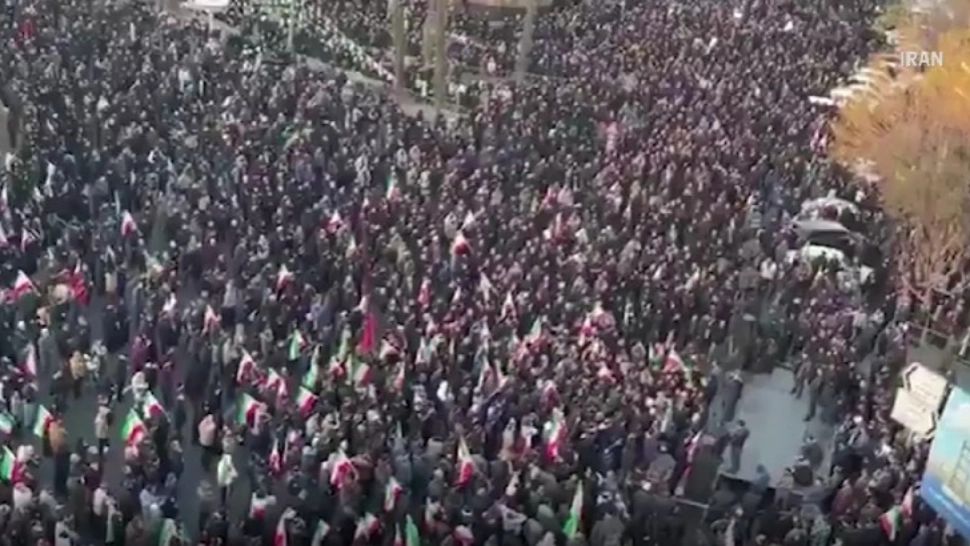 Mii de iranieni au ieșit pe străzi să scandeze „moarte Americii!”. Moartea lui Khamenei, privită oficial drept un martiriu