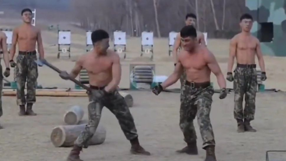 Kim Jong Un a privit zâmbind cum soldații săi erau loviți cu topoare în burtă. Spectacolul grotesc care a precedat testul unei rachete capabilă să ajungă în SUA - VIDEO