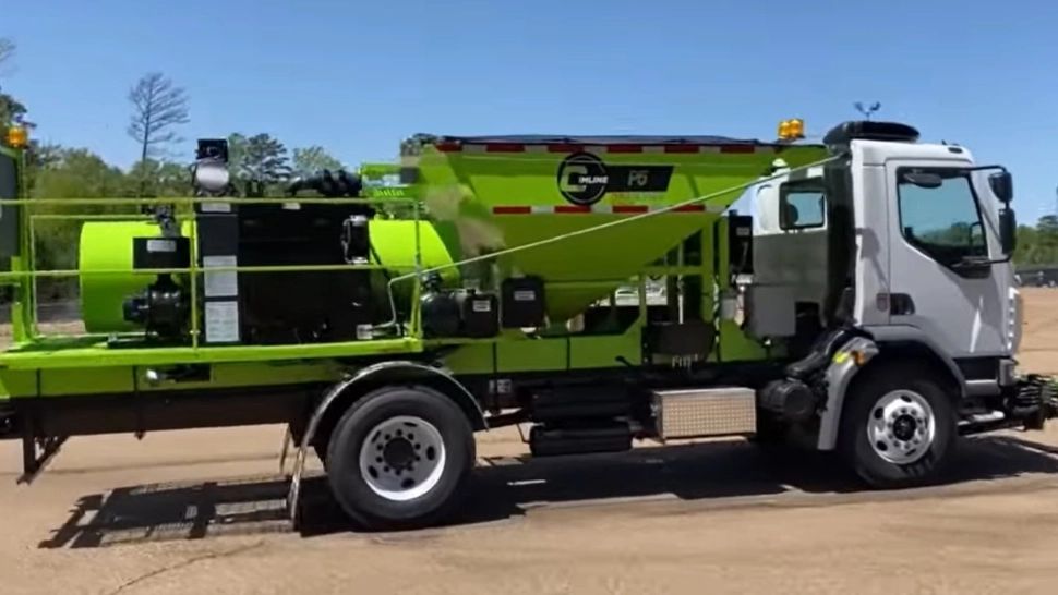 Revoluție în infrastructură, da nu în România! Mașina care astupă gropile în 2 minute cu un singur operator