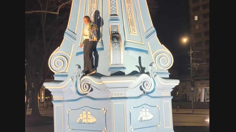 Show periculos în centrul Brăilei: o copilă de 11 ani s-a cățărat pe Ceasul din Piața Traian și a ajuns la poliție - VIDEO