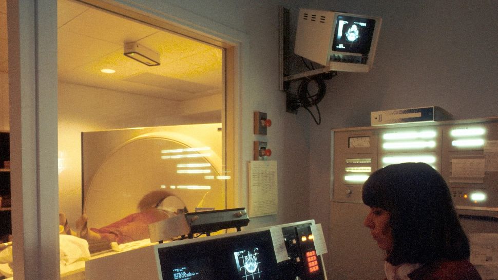 Războiul din Iran lovește și în medicină: lipsa heliului ar putea întârzia investigațiile RMN