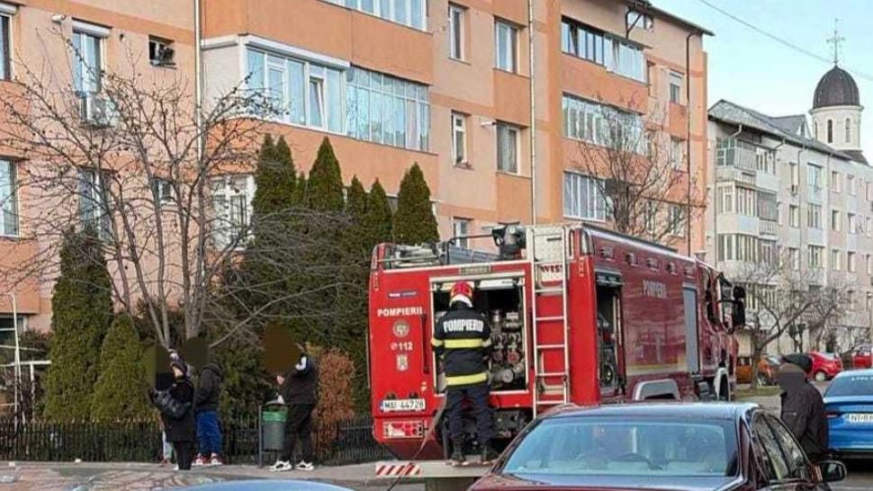 Tragedie într-un bloc din Piatra Neamț. O femeie a ars de vie în propriul apartament, iar alta s-a intoxicat cu fum 