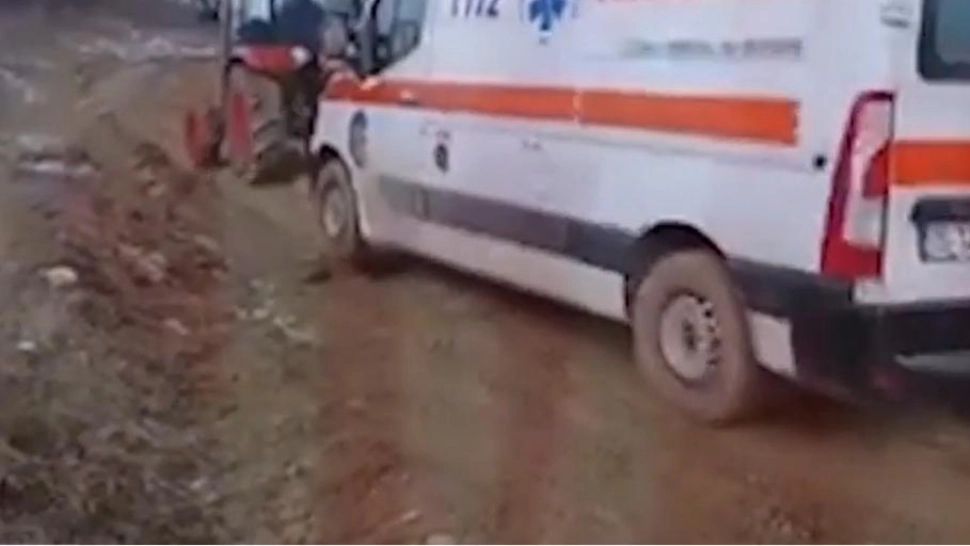 Acuzații dure la CJ Iași după ce un bebeluș și un bărbat au murit pentru că ambulanțele s-au blocat în noroi. PSD cere demisia lui Costel Alexe