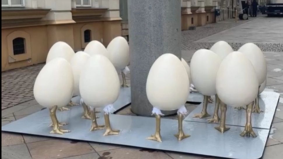 Dominic Fritz a adus „estetica grotescului” în Timișoara, de Paște. ”Niște ouă hidoase, cu picioare și păr pe ele. Urât! Urât!” - VIDEO