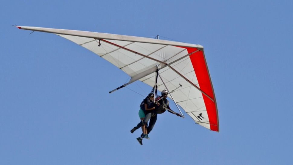 Tragedie pe un câmp din Bihor: doi oameni au murit după ce o parapantă s-a prăbușit