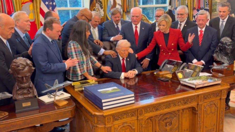 Moment de rugăciune la Casa Albă. Ce au spus pastorii care l-au înconjurat pe Donald Trump - VIDEO