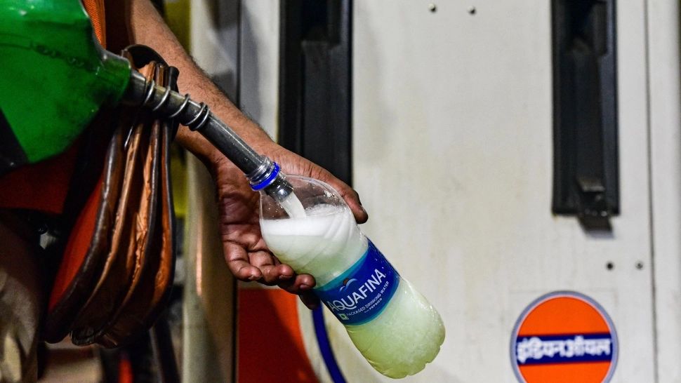 OUG pe carburanți: Reducere de 50 de bani la pompă, dar risc de faliment pentru 80% din firmele petroliere