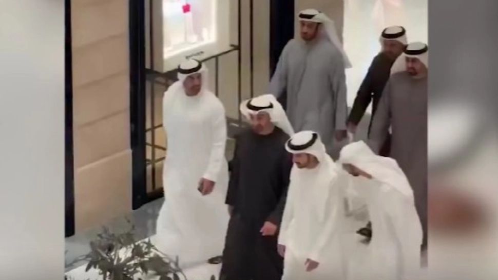 Președintele Emiratelor Arabe, relaxat la cumpărături. Plimbare în mall, în plin război