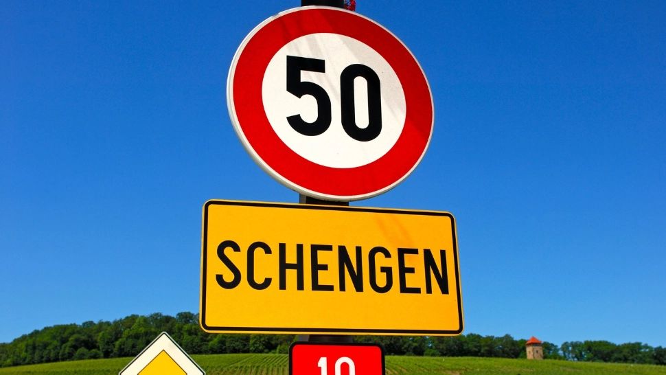 Europa dă înapoi. 10 țări au suspendat acordul Schengen și reintroduc controalele la frontierele