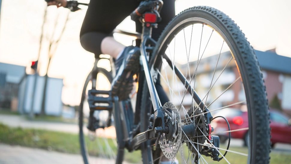 Adolescentă de 16 ani, pălmuită de un pieton după ce l-a accidentat cu bicicleta, pe pista pentru bicicliști din Reșița