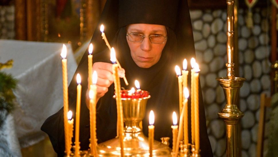 O „măicuță” care promitea dezlegări de blesteme pentru iubiții părăsiți a ajuns pe mâna poliției. Cât i-a cerut unui tânăr din București să îl scape de inimă rea