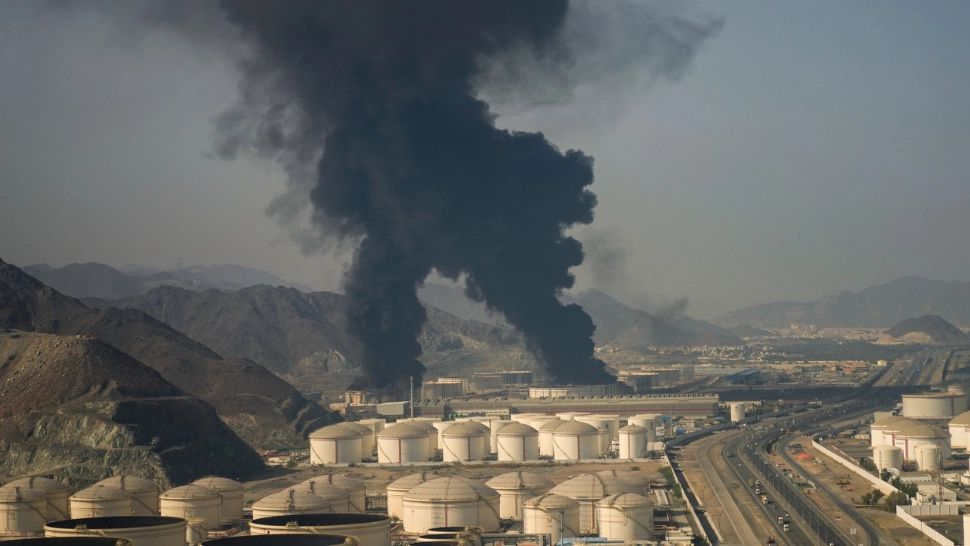 Iranul a lovit în inima petrolului mondial. Portul din Emirate care exportă 1% din tot țițeiul de pe glob, în flăcări după un atac cu drone - VIDEO