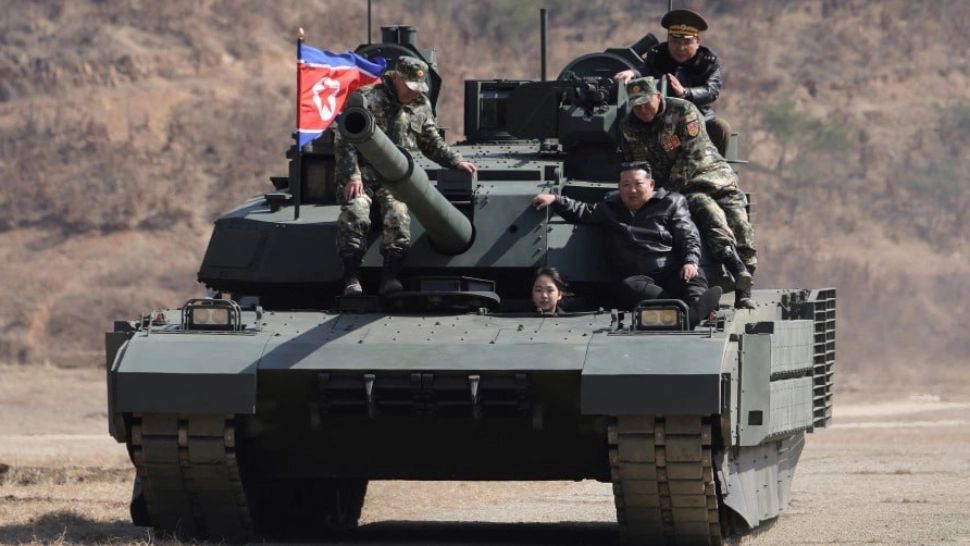 Kim Jong Un și-a pus fiica să conducă un tanc. Cum s-a descurcat adolescenta în timpul exercițiului militar - VIDEO