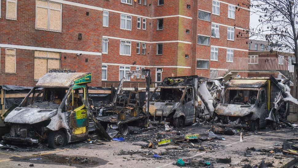 Doi bărbați arestați la Londra după incendierea a patru ambulanțe ale comunității evreiești, lângă o sinagogă