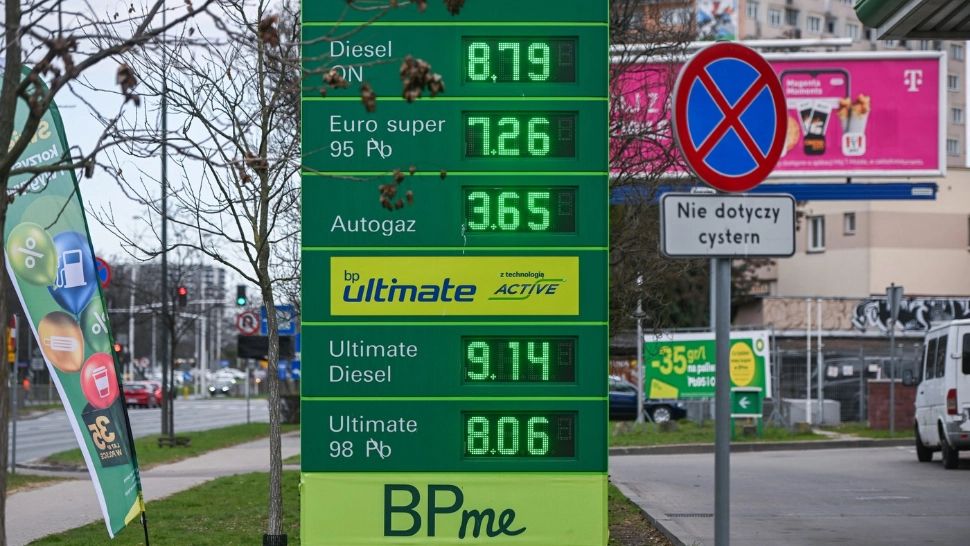 Polonia impune plafoane maxime de preț pentru carburanți și reduce atât acciza, cât și TVA