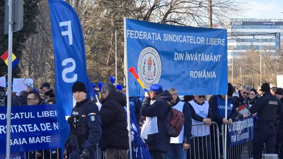 Val de PROTESTE, în martie. Românii din mai multe domenii anunță că ies în stradă împotriva măsurilor lui Bolojan