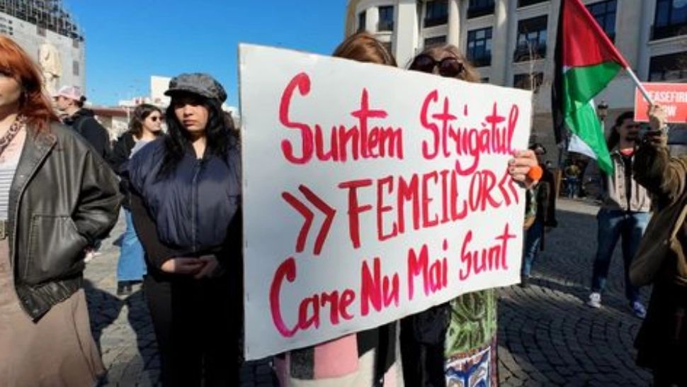 Protest masiv în Piața Universității de 8 Martie: sute de persoane au ieșit în stradă pentru drepturile femeilor