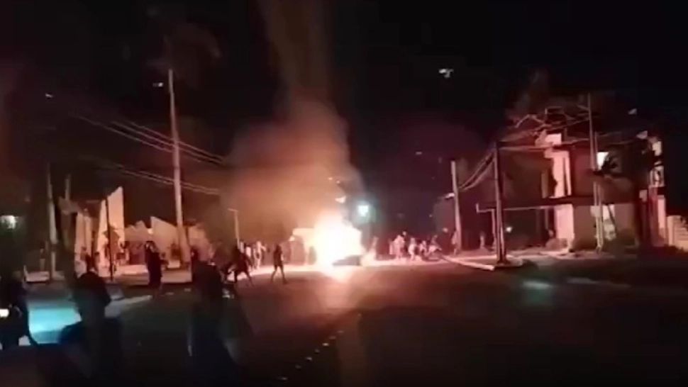 Mii de oameni pe străzi. Clădirea partidului comunist din Cuba, distrusă