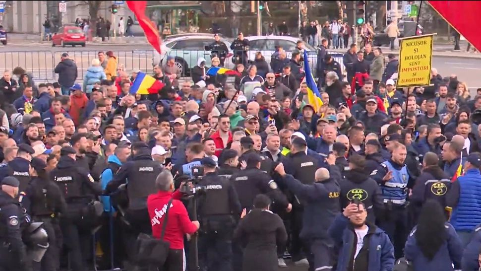 Ciocniri între jandarmi și mineri în fața Guvernului, după eșuarea discuțiilor cu Bolojan. Mai mulți protestatari au fost ridicați, s-au folosit gaze lacrimogene. Reacția Jandarmeriei - VIDEO 