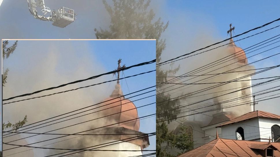 Incendiu puternic la biserica monument istoric din Puchenii Mari. 120 de persoane evacuate, trafic restricționat pe DN1 - FOTO/VIDEO