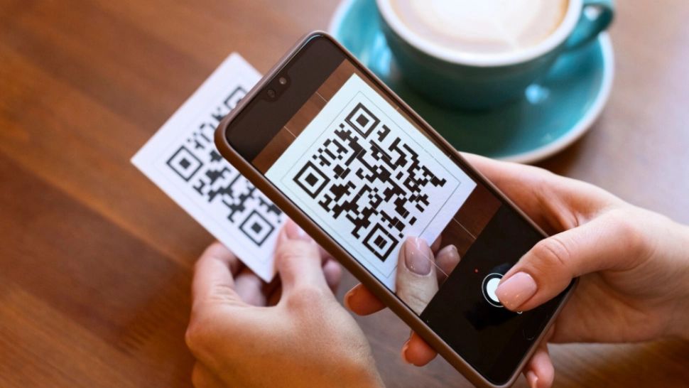 Scanezi și rămâi fără bani. Noua țeapă cu coduri QR care îi prinde pe români nepregătiți