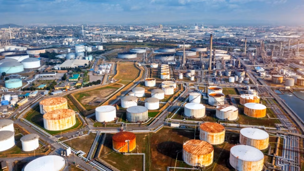 Criza carburanților: O țară europeană a ajuns la fundul sacului și a dispus eliberarea a 325.000 tone de țiței din rezervele strategice