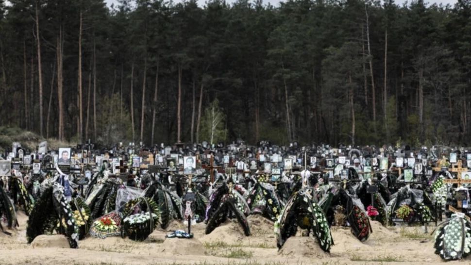 Kievul şi Moscova fac schimb de 1.000 de cadavre pe lună. Crucea Roșie: Mii şi mii de corpuri neidentificate păstrate în Ucraina