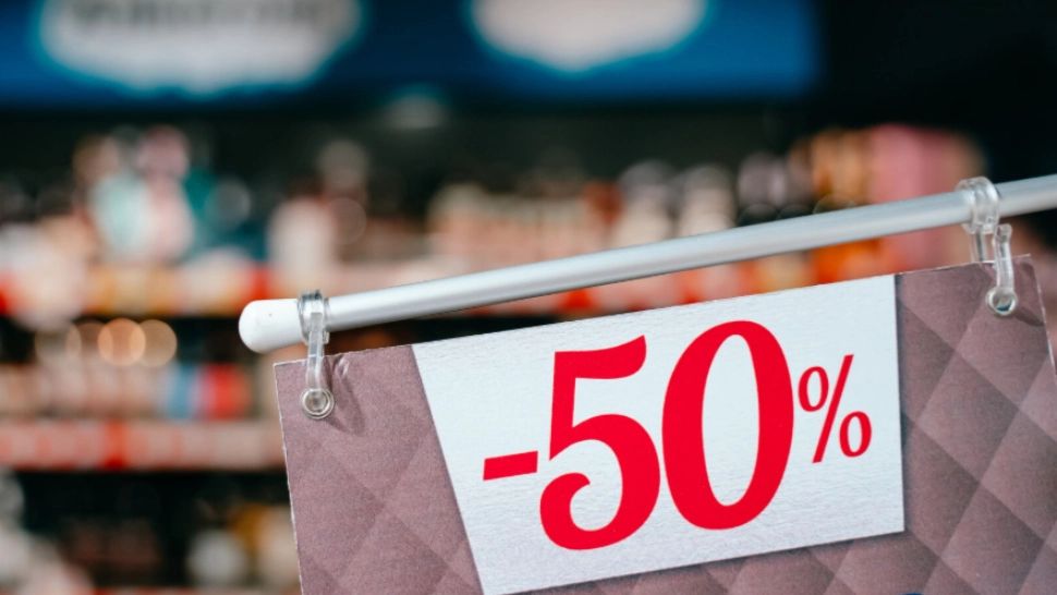 Regula de 30 de zile prin care supermarketurile nu mai pot să păcălească clienții. O decizie a Curții Europene de Justiție pune capăt reducerilor „din pix” 