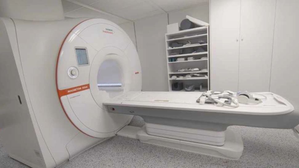 A stat 3 ani nefolosit pentru că nu încăpea pe ușă. Aparatul RMN de la Găești, în sfârșit pus în funcțiune