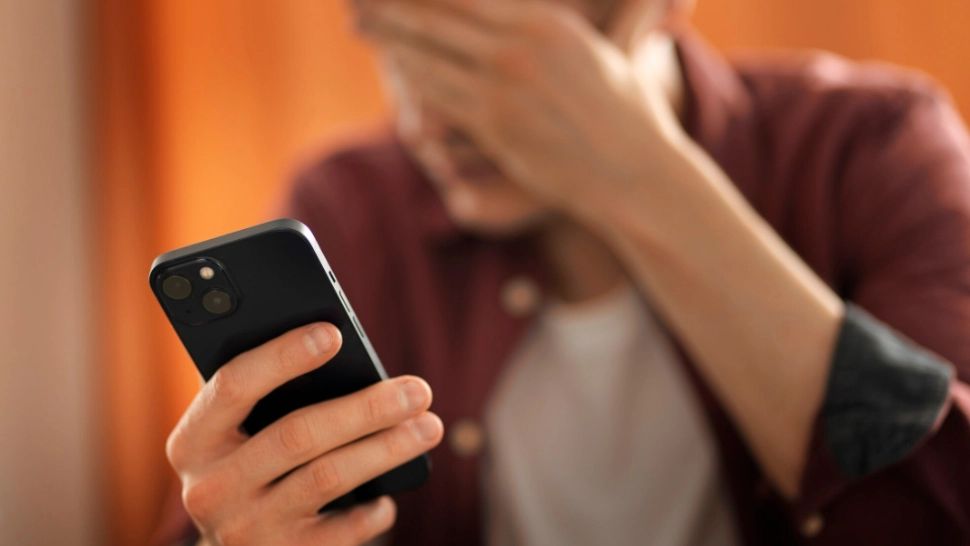 Noua metodă prin care escrocii încearcă să fure banii românilor. Ce le spun la telefon ca să îi convingă 