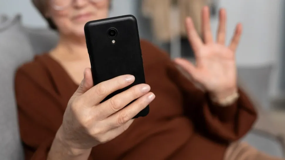 Dacă te sună un număr necunoscut, nu rosti niciodată acest cuvânt. Hackerii au nevoie de mai puțin de o secundă din vocea ta