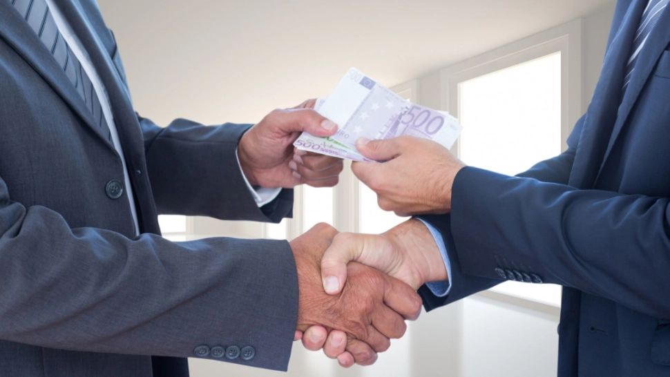 Agent de poliție din Prahova, trimis în judecată după e a fost prins că a luat șpagă 1.000 de lei