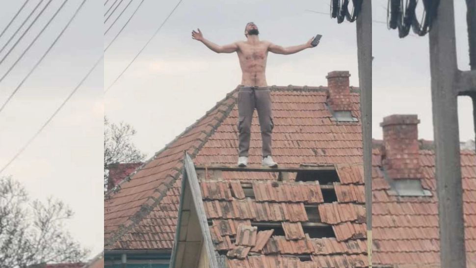 Scene șocante în județul Bacău. Un tânăr aflat sub influența alcoolului s-a urcat pe o casă și a aruncat cu țigle înspre polițiști-VIDEO 