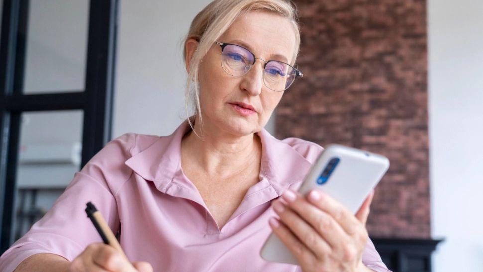 O femeie din Neamț a pierdut aproape 50.000 de lei după un simplu apel. Ce i-a spus escrocul ca să îi cadă în plasă