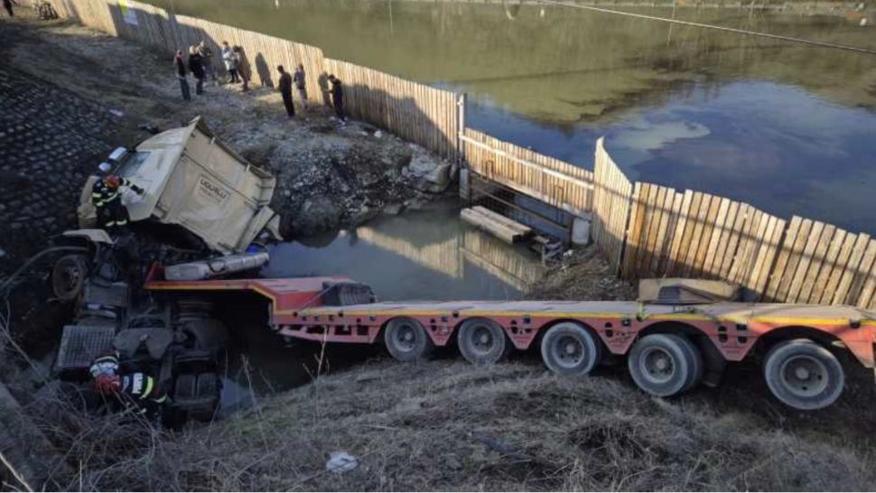 Trafic blocat pe pe DN 7, în județul Vâlcea. Un șofer este grav rănit, după ce camionul său a aterizat într-un șanț 