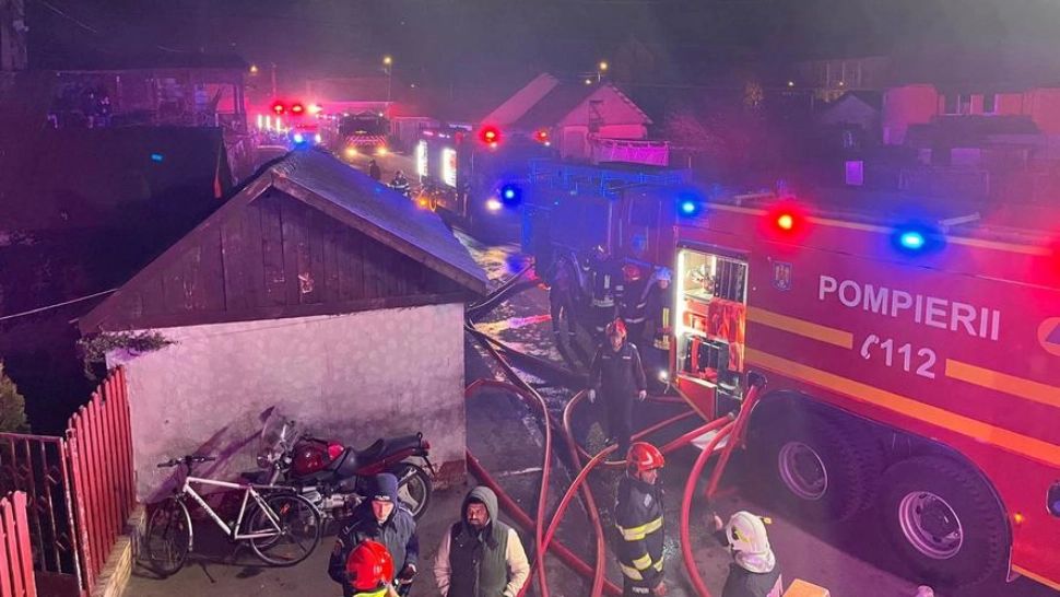 Incendiu puternic la Turda: 21 de barăci afectate după ce focul a pornit de la o locuință
