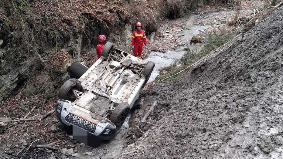 Accident rutier în Neamț: un bărbat a murit după ce a căzut cu mașina într-o râpă de 7 metri