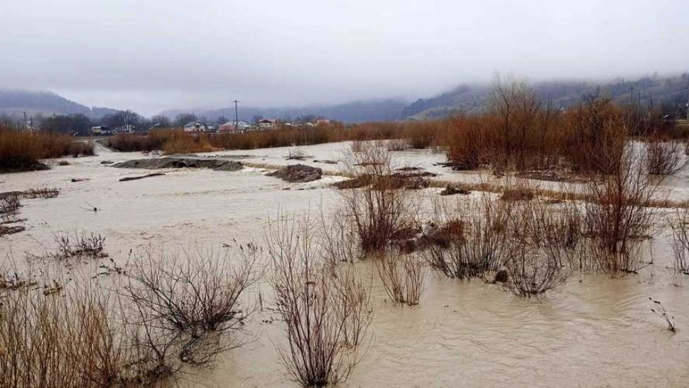 Drum inundat în Neamț: accesul camioanelor a fost blocat. Autoritățile anunță deversări controlate