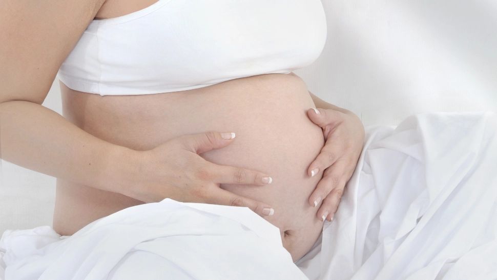 Caz șocant: o adolescentă de 14 ani, folosită drept mamă surogat pentru gemeni. Doi adulți, arestați