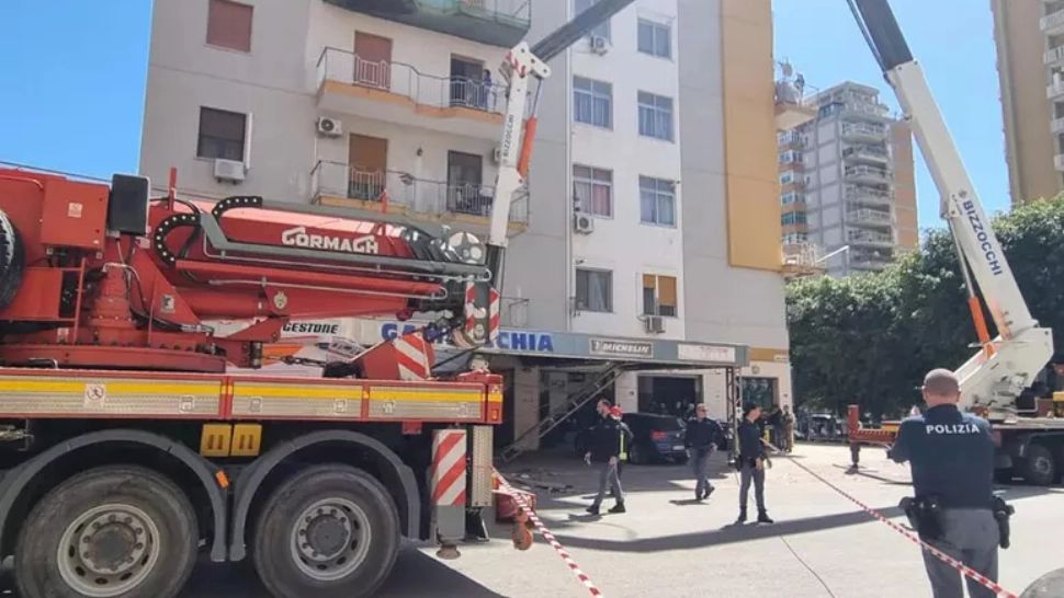 Tragedie la Palermo: un muncitor român a murit după ce a căzut în gol de pe o macara. Lucra fără contract - FOTO