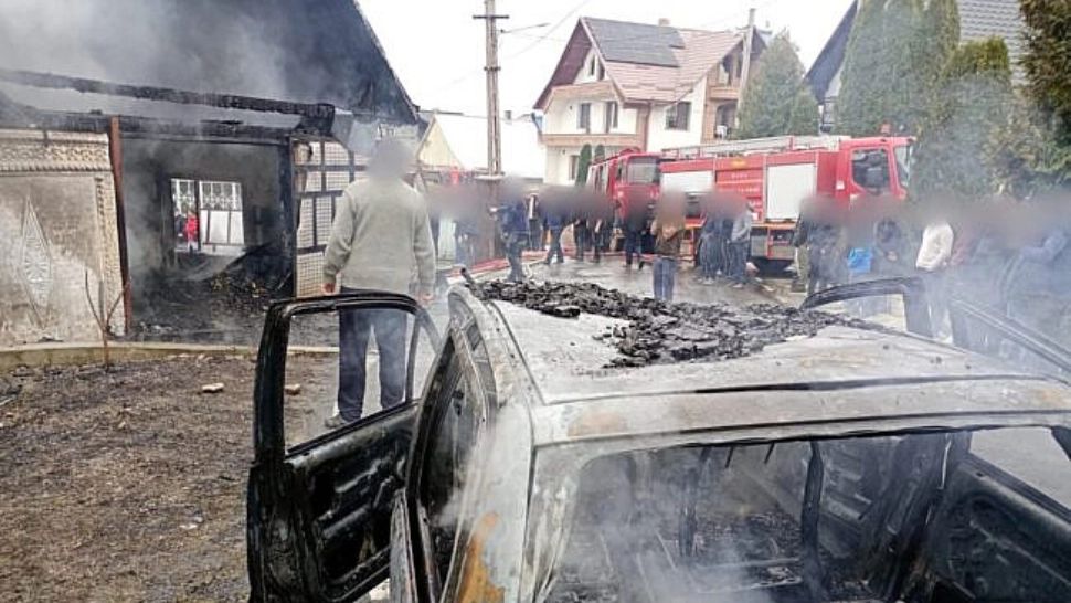 Incendiu violent în Suceava: flăcările au cuprins o casă și o anexă. Pompierii intervin cu șase autospeciale