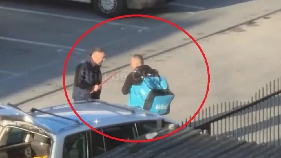 Curier, atacat cu ranga de un șofer, în Cluj: momentul, filmat de martori. Imagini, șocante 