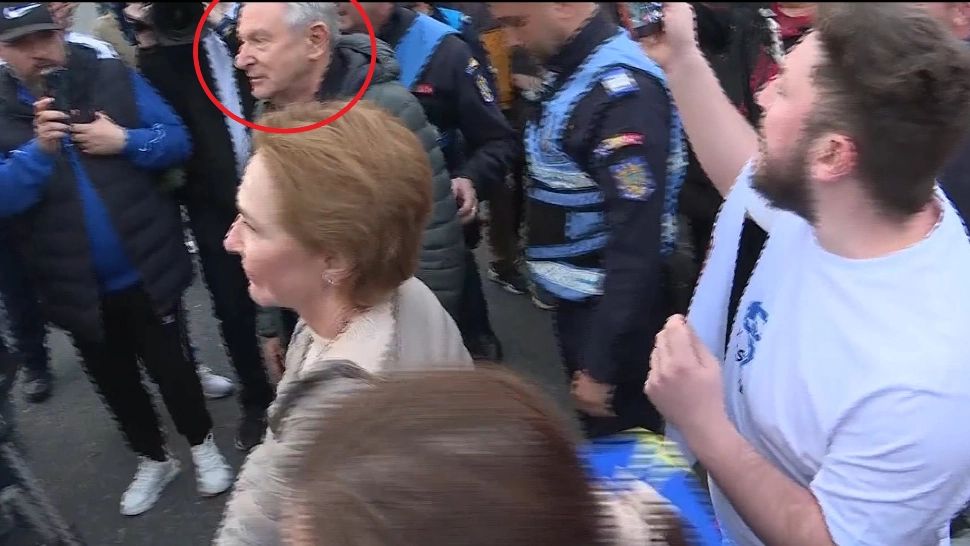 Fostul ministru al Transporturilor Radu Berceanu, huiduit, bruscat și evacuat de jandarmi de la manifestația pro-Bolojan din Piața Victoriei - VIDEO