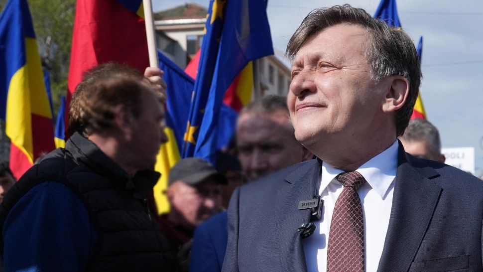 Crin Antonescu: „Bolojan e un personaj construit de mai multă vreme. PSD și-a dat seama că nu poate conviețui cu el!” Ce variante de premier ar avea PNL?