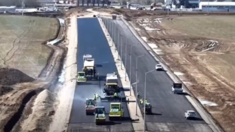 Lucrările la Autostrada A0 Nord avansează: s-a început turnarea asfaltului pe tronsonul dintre DN1A și DN1