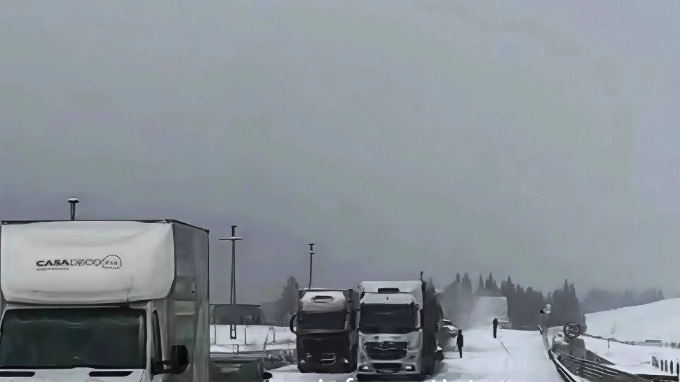 Ninsori ca în plină iarnă înainte de Paște: TIR-uri blocate în Pasul Tihuța, strat consistent de zăpadă la Borșa  |  FOTO & VIDEO