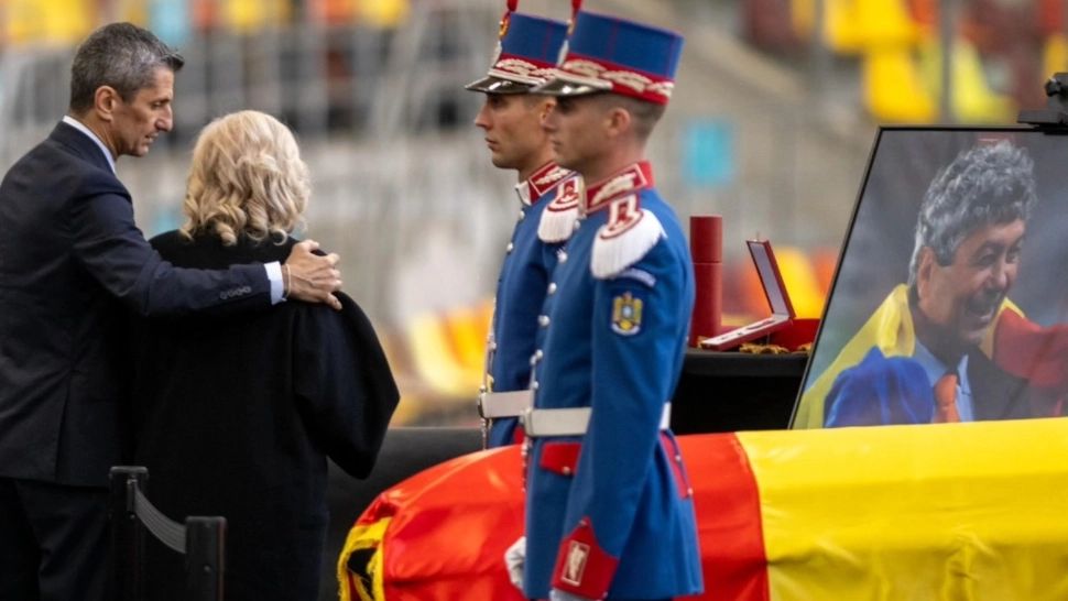 Zi de doliu local la Hunedoara în memoria lui Mircea Lucescu. Comunitatea își omagiază legenda fotbalului românesc