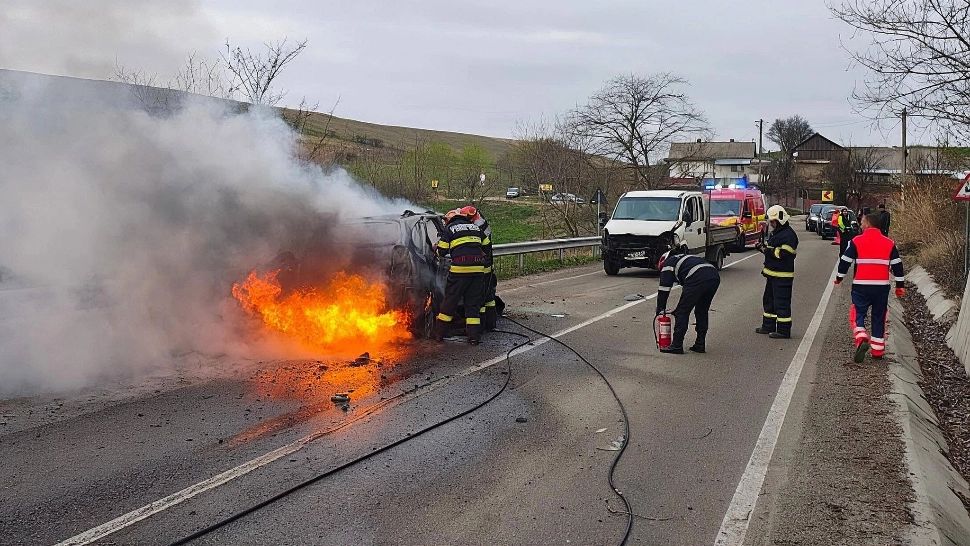 Accident grav în Vinerea Mare: mașină cuprinsă de flăcări după impact. Pericol de explozie din cauza unei instalații GPL
