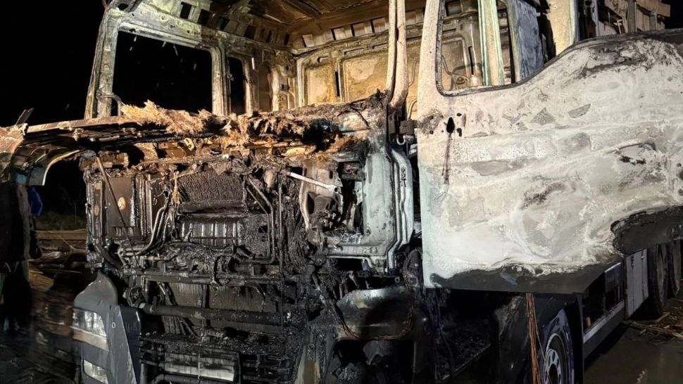 Incendiu la un autocamion încărcat cu lemne, în Suceava. Pompierii au intervenit cu patru autospeciale