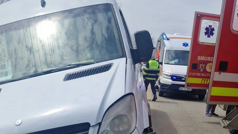 Microbuz cu opt persoane implicat într-un accident în județul Giurgiu: cinci pasageri au ajuns la spital